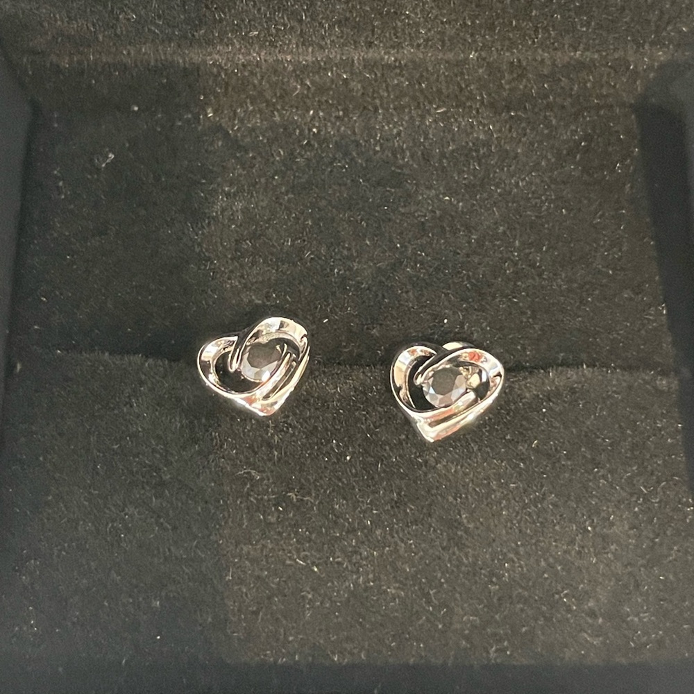 Heart shaped with black Moissanite 0.3ct earrings - Picture 2 of 3